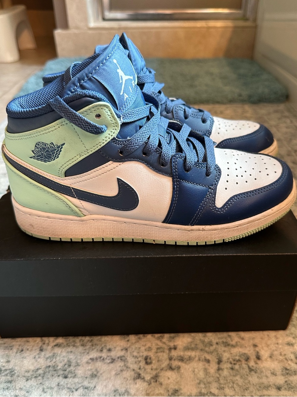 Air Jordan 1 Mid 6Y/ 7.5 woman’s Navy, White & Mint